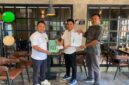 BANGGA: Direktur Utama PT Jago Statistik Center, Imam Ghazali (kiri) saat memberikan dukungan kepada Mahasiswa UNT Sampang menuju Forum Internasional (Doc. Seputar Jatim)
