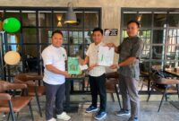 BANGGA: Direktur Utama PT Jago Statistik Center, Imam Ghazali (kiri) saat memberikan dukungan kepada Mahasiswa UNT Sampang menuju Forum Internasional (Doc. Seputar Jatim)
