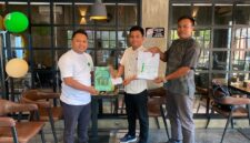 BANGGA: Direktur Utama PT Jago Statistik Center, Imam Ghazali (kiri) saat memberikan dukungan kepada Mahasiswa UNT Sampang menuju Forum Internasional (Doc. Seputar Jatim)