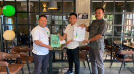BANGGA: Direktur Utama PT Jago Statistik Center, Imam Ghazali (kiri) saat memberikan dukungan kepada Mahasiswa UNT Sampang menuju Forum Internasional (Doc. Seputar Jatim)