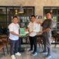 BANGGA: Direktur Utama PT Jago Statistik Center, Imam Ghazali (kiri) saat memberikan dukungan kepada Mahasiswa UNT Sampang menuju Forum Internasional (Doc. Seputar Jatim)