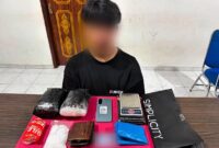 TERTANGKAP: Pelaku saat menunjukkan barang bukti sabu seberat sekitar 2,2 kilogram yang berhasil diamankan dari seorang penumpang di Bandara Sultan Syarif Kasim (SSK) II Pekanbaru (Foto Istimewa)
