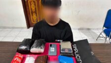 TERTANGKAP: Pelaku saat menunjukkan barang bukti sabu seberat sekitar 2,2 kilogram yang berhasil diamankan dari seorang penumpang di Bandara Sultan Syarif Kasim (SSK) II Pekanbaru (Foto Istimewa)