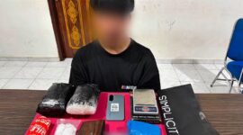 TERTANGKAP: Pelaku saat menunjukkan barang bukti sabu seberat sekitar 2,2 kilogram yang berhasil diamankan dari seorang penumpang di Bandara Sultan Syarif Kasim (SSK) II Pekanbaru (Foto Istimewa)