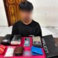 TERTANGKAP: Pelaku saat menunjukkan barang bukti sabu seberat sekitar 2,2 kilogram yang berhasil diamankan dari seorang penumpang di Bandara Sultan Syarif Kasim (SSK) II Pekanbaru (Foto Istimewa)