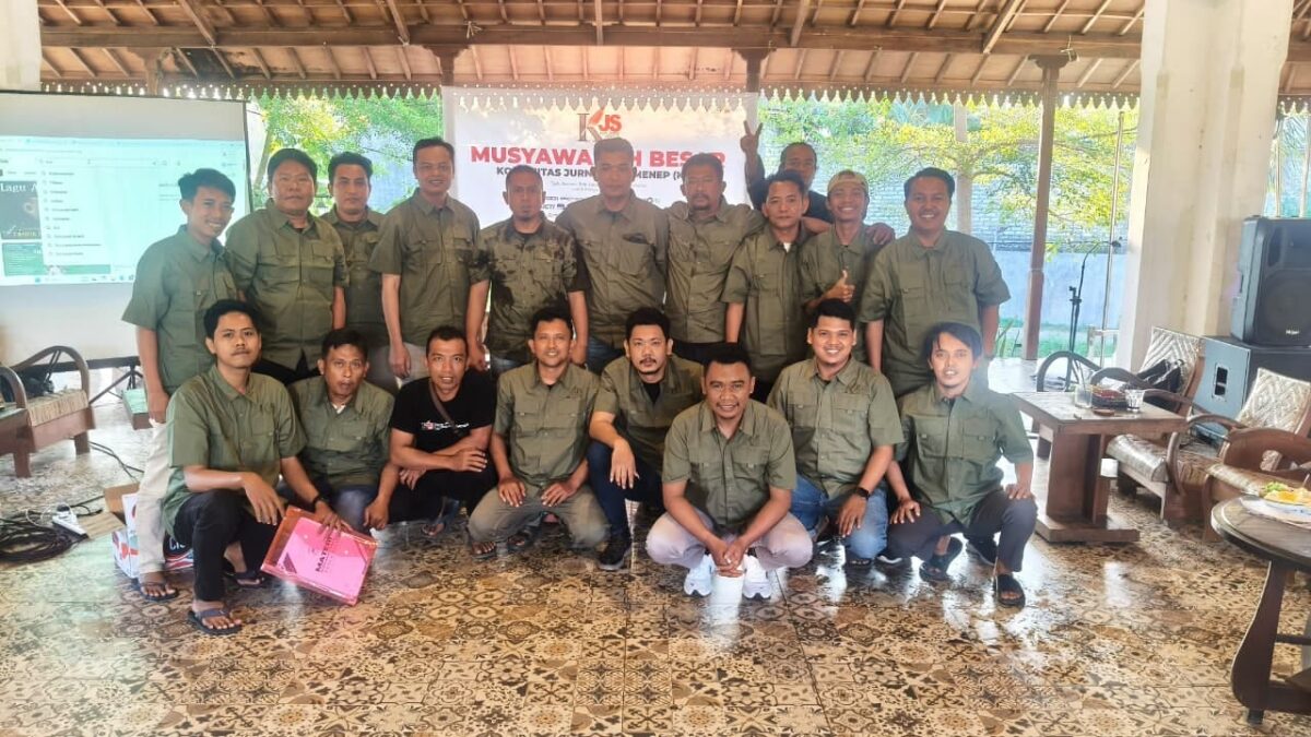 SEMANGAT: Pengurus dan anggota Komunitas Jurnalis Sumenep (KJS) berfoto bersama usai pelaksanaan Musyawarah Besar (Mubes) 2026 di Tanean Cafe, Kabupaten Sumenep (Doc. Seputar Jatim)