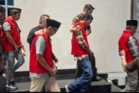 BERJALAN: Lima terdakwa kasus dugaan korupsi Program BSPS Tahun Anggaran 2024 di Kabupaten Sumenep memasuki babak penentu persidangan di Pengadilan Tipikor Surabaya (Foto Istimewa)