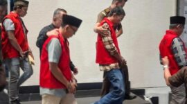BERJALAN: Lima terdakwa kasus dugaan korupsi Program BSPS Tahun Anggaran 2024 di Kabupaten Sumenep memasuki babak penentu persidangan di Pengadilan Tipikor Surabaya (Foto Istimewa)