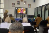 MENJELASKAN: Direktur RSUD dr. H. Moh. Anwar Sumenep, Erliyati, saat memaparkan kesiapan rumah sakit saat pelaksanaan Survei Akreditasi KARS Tipe B yang diikuti jajaran manajemen, tenaga medis, tenaga kesehatan, dan seluruh unit pelayanan rumah sakit secara daring (Doc. Seputar Jatim)