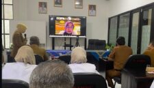 MENJELASKAN: Direktur RSUD dr. H. Moh. Anwar Sumenep, Erliyati, saat memaparkan kesiapan rumah sakit saat pelaksanaan Survei Akreditasi KARS Tipe B yang diikuti jajaran manajemen, tenaga medis, tenaga kesehatan, dan seluruh unit pelayanan rumah sakit secara daring (Doc. Seputar Jatim)