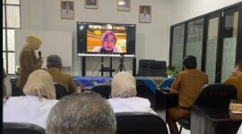 MENJELASKAN: Direktur RSUD dr. H. Moh. Anwar Sumenep, Erliyati, saat memaparkan kesiapan rumah sakit saat pelaksanaan Survei Akreditasi KARS Tipe B yang diikuti jajaran manajemen, tenaga medis, tenaga kesehatan, dan seluruh unit pelayanan rumah sakit secara daring (Doc. Seputar Jatim)