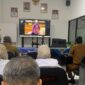 MENJELASKAN: Direktur RSUD dr. H. Moh. Anwar Sumenep, Erliyati, saat memaparkan kesiapan rumah sakit saat pelaksanaan Survei Akreditasi KARS Tipe B yang diikuti jajaran manajemen, tenaga medis, tenaga kesehatan, dan seluruh unit pelayanan rumah sakit secara daring (Doc. Seputar Jatim)
