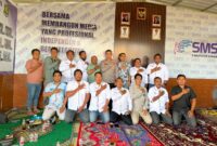 PRESISI: Kapolresta Sumenep, berfoto bersama Ketua SMSI Sumenep, Pembina, dan anggota usai agenda silaturahmi dan diskusi penguatan sinergi antara kepolisian dan media siber di Kantor SMSI Sumenep (Doc. Seputar Jatim)