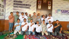 PRESISI: Kapolresta Sumenep, berfoto bersama Ketua SMSI Sumenep, Pembina, dan anggota usai agenda silaturahmi dan diskusi penguatan sinergi antara kepolisian dan media siber di Kantor SMSI Sumenep (Doc. Seputar Jatim)