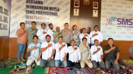 PRESISI: Kapolresta Sumenep, berfoto bersama Ketua SMSI Sumenep, Pembina, dan anggota usai agenda silaturahmi dan diskusi penguatan sinergi antara kepolisian dan media siber di Kantor SMSI Sumenep (Doc. Seputar Jatim)