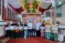 BERDIRI: Buruh tembakau saat melakukan foto bersama dengan Bupati Sumenep, usai menerima BLT DBHCHT secara simbolis (Doc. Seputar Jatim)