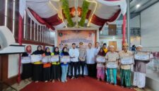 BERDIRI: Buruh tembakau saat melakukan foto bersama dengan Bupati Sumenep, usai menerima BLT DBHCHT secara simbolis (Doc. Seputar Jatim)