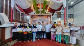 BERDIRI: Buruh tembakau saat melakukan foto bersama dengan Bupati Sumenep, usai menerima BLT DBHCHT secara simbolis (Doc. Seputar Jatim)