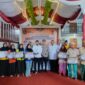 BERDIRI: Buruh tembakau saat melakukan foto bersama dengan Bupati Sumenep, usai menerima BLT DBHCHT secara simbolis (Doc. Seputar Jatim)