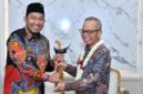 TERSENYUM: Bupati Sumenep Achmad Fauzi Wongsojudo, saat menyerahkan cendera mata kepada Sekretaris Daerah Provinsi NTB, Abul Chair, usai pertemuan kunjungan kerja di Rumah Dinas Bupati (Doc. Seputar Jatim)