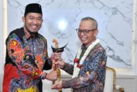 TERSENYUM: Bupati Sumenep Achmad Fauzi Wongsojudo, saat menyerahkan cendera mata kepada Sekretaris Daerah Provinsi NTB, Abul Chair, usai pertemuan kunjungan kerja di Rumah Dinas Bupati (Doc. Seputar Jatim)