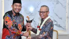 TERSENYUM: Bupati Sumenep Achmad Fauzi Wongsojudo, saat menyerahkan cendera mata kepada Sekretaris Daerah Provinsi NTB, Abul Chair, usai pertemuan kunjungan kerja di Rumah Dinas Bupati (Doc. Seputar Jatim)