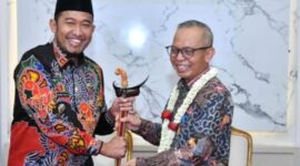 TERSENYUM: Bupati Sumenep Achmad Fauzi Wongsojudo, saat menyerahkan cendera mata kepada Sekretaris Daerah Provinsi NTB, Abul Chair, usai pertemuan kunjungan kerja di Rumah Dinas Bupati (Doc. Seputar Jatim)