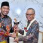 TERSENYUM: Bupati Sumenep Achmad Fauzi Wongsojudo, saat menyerahkan cendera mata kepada Sekretaris Daerah Provinsi NTB, Abul Chair, usai pertemuan kunjungan kerja di Rumah Dinas Bupati (Doc. Seputar Jatim)