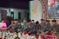 MANGGUNG: Penampilan Grup Hadrah Yonif TP 931/Kostrad Satria Jokotole, dalam rangkaian Pengajian Akbar dan Khotmil Al-Qur'an Yayasan Pondok Pesantren Al-Islamiyah di Desa Pakondang, Kecamatan Rubaru, Kabupaten Sumenep (Doc. Seputar Jatim)
