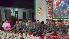 MANGGUNG: Penampilan Grup Hadrah Yonif TP 931/Kostrad Satria Jokotole, dalam rangkaian Pengajian Akbar dan Khotmil Al-Qur'an Yayasan Pondok Pesantren Al-Islamiyah di Desa Pakondang, Kecamatan Rubaru, Kabupaten Sumenep (Doc. Seputar Jatim)