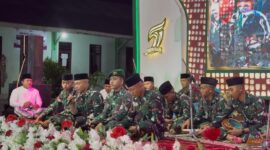 MANGGUNG: Penampilan Grup Hadrah Yonif TP 931/Kostrad Satria Jokotole, dalam rangkaian Pengajian Akbar dan Khotmil Al-Qur'an Yayasan Pondok Pesantren Al-Islamiyah di Desa Pakondang, Kecamatan Rubaru, Kabupaten Sumenep (Doc. Seputar Jatim)