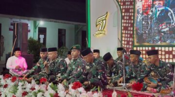 MANGGUNG: Penampilan Grup Hadrah Yonif TP 931/Kostrad Satria Jokotole, dalam rangkaian Pengajian Akbar dan Khotmil Al-Qur'an Yayasan Pondok Pesantren Al-Islamiyah di Desa Pakondang, Kecamatan Rubaru, Kabupaten Sumenep (Doc. Seputar Jatim)