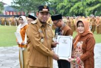 MENYERAHKAN: Momentum apel Peringatan Hari Koperasi ke-79 Kabupaten Sumenep Tahun 2026 di Halaman Kantor Bupati Sumenep (Doc. Seputar Jatim)