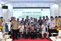 KOMPAK: Jajaran Pemprov NTB bersama BUMD perbankan dan DPRD Provinsi NTB berfoto bersama manajemen PT BPRS Bhakti Sumekar usai melakukan diskusi terkait proses konversi BPR konvensional menjadi BPR Syariah di Sumenep (Dok. Seputar Jatim)
