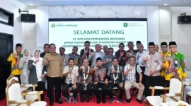 KOMPAK: Jajaran Pemprov NTB bersama BUMD perbankan dan DPRD Provinsi NTB berfoto bersama manajemen PT BPRS Bhakti Sumekar usai melakukan diskusi terkait proses konversi BPR konvensional menjadi BPR Syariah di Sumenep (Dok. Seputar Jatim)