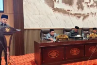 MENJABARKAN: Juru Bicara Badan Anggaran (Banggar) DPRD Sumenep, M. Mirza Khomaini Hamid, saat menyampaikan pandangan terkait pelaksanaan P-APBD 2026 (Dok. Seputar Jatim)