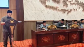 MENJABARKAN: Juru Bicara Badan Anggaran (Banggar) DPRD Sumenep, M. Mirza Khomaini Hamid, saat menyampaikan pandangan terkait pelaksanaan P-APBD 2026 (Dok. Seputar Jatim)