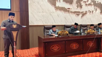 MENJABARKAN: Juru Bicara Badan Anggaran (Banggar) DPRD Sumenep, M. Mirza Khomaini Hamid, saat menyampaikan pandangan terkait pelaksanaan P-APBD 2026 (Dok. Seputar Jatim)