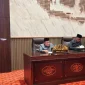 MENJABARKAN: Juru Bicara Badan Anggaran (Banggar) DPRD Sumenep, M. Mirza Khomaini Hamid, saat menyampaikan pandangan terkait pelaksanaan P-APBD 2026 (Dok. Seputar Jatim)