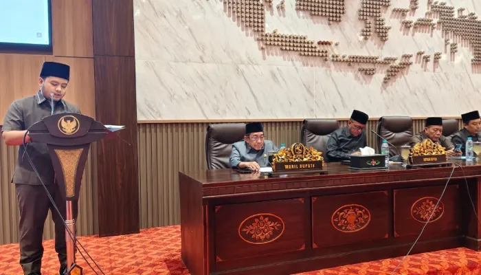 MENJABARKAN: Juru Bicara Badan Anggaran (Banggar) DPRD Sumenep, M. Mirza Khomaini Hamid, saat menyampaikan pandangan terkait pelaksanaan P-APBD 2026 (Dok. Seputar Jatim)