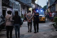 ILUSTRASI: Petugas Satreskrim Polres Sampang mengamankan terduga pelaku dalam kasus dugaan persetubuhan dan pencabulan terhadap pacarnya sendiri di kawasan Kelurahan Rongtengah, Kabupaten Sampang (Dok. Seputar Jatim)