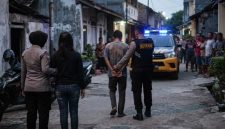 ILUSTRASI: Petugas Satreskrim Polres Sampang mengamankan terduga pelaku dalam kasus dugaan persetubuhan dan pencabulan terhadap pacarnya sendiri di kawasan Kelurahan Rongtengah, Kabupaten Sampang (Dok. Seputar Jatim)