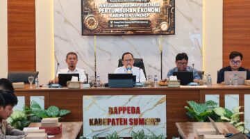 FOKUS: Bappeda Sumenep saat menggelar Focus Group Discussion (FGD) Penyusunan Roadmap Percepatan Pertumbuhan Ekonomi Kabupaten Sumenep di Ruang Rapat Potre Koneng (Dok. Seputar Jatim)