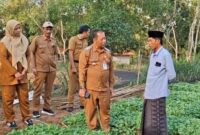 BERINTERAKSI: Kepala DKPP Kabupaten Sumenep, Chainur Rasyid, saat turun langsung meninjau lokasi persemaian bibit Prancak 95 (Doc. Seputar Jatim)