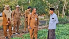 BERINTERAKSI: Kepala DKPP Kabupaten Sumenep, Chainur Rasyid, saat turun langsung meninjau lokasi persemaian bibit Prancak 95 (Doc. Seputar Jatim)