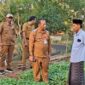BERINTERAKSI: Kepala DKPP Kabupaten Sumenep, Chainur Rasyid, saat turun langsung meninjau lokasi persemaian bibit Prancak 95 (Doc. Seputar Jatim)