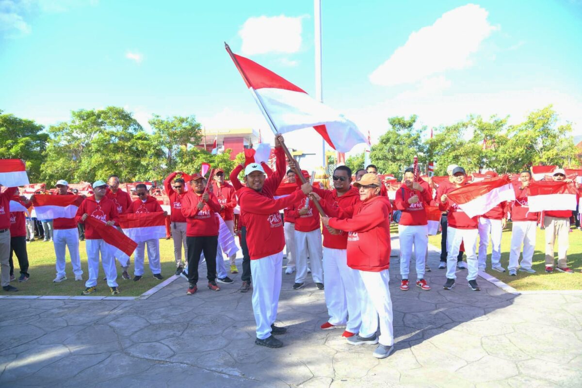KOMPAK: Bupati Sumenep, Achmad Fauzi Wongosjudo (kiri) bersama Wabup Sumenep, Imam Hasyim (kanan) saat mengibarkan Bendera Merah Putih sebagai tanda menyambut HUT ke 81 RI (Doc. Seputar Jatin)