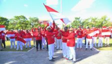 KOMPAK: Bupati Sumenep, Achmad Fauzi Wongosjudo (kiri) bersama Wabup Sumenep, Imam Hasyim (kanan) saat mengibarkan Bendera Merah Putih sebagai tanda menyambut HUT ke 81 RI (Doc. Seputar Jatin)