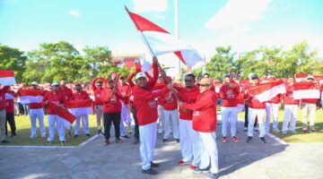 KOMPAK: Bupati Sumenep, Achmad Fauzi Wongosjudo (kiri) bersama Wabup Sumenep, Imam Hasyim (kanan) saat mengibarkan Bendera Merah Putih sebagai tanda menyambut HUT ke 81 RI (Doc. Seputar Jatin)