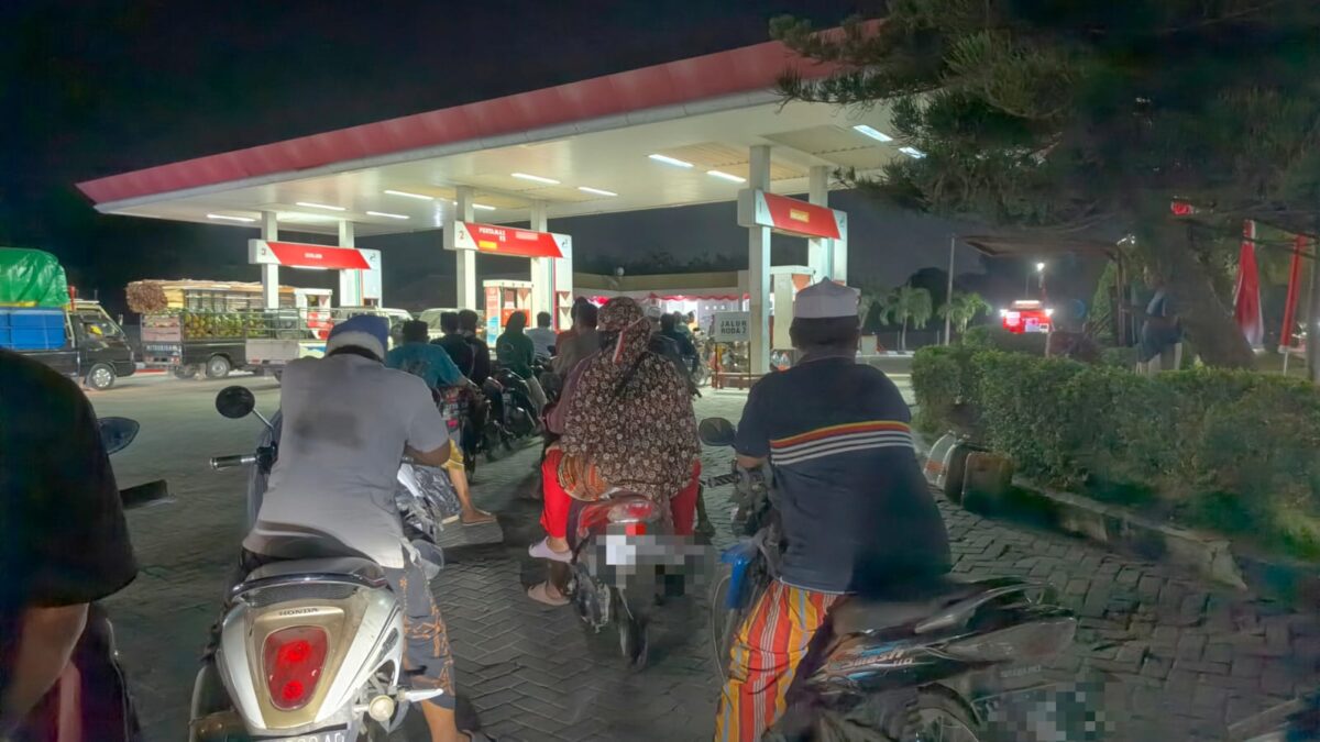 MALAM: Antrean panjang pengendara sepeda motor mengular di SPBU Pakamban, Kecamatan Pragaan, Kabupaten Sumenep (Doc. Seputar Jatim)